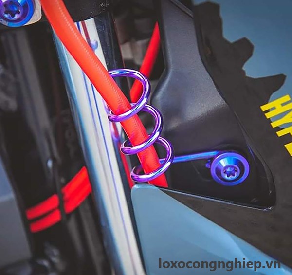 Lò xo kẹp dây mạ Titan